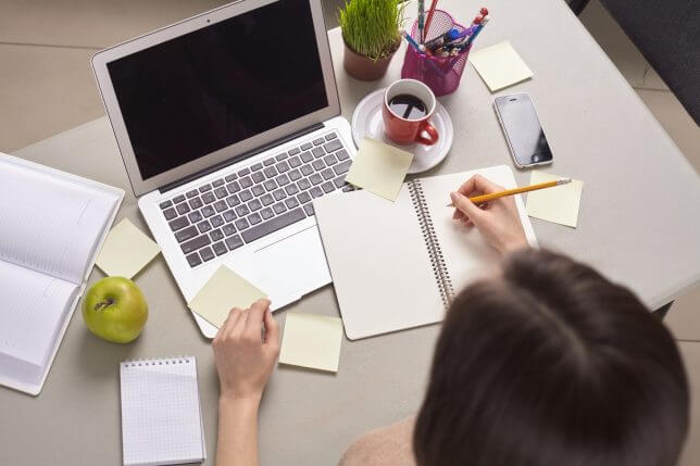 付箋やノートにメモをとるイメージ