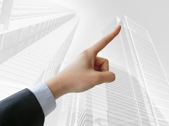 ビルを指差すイメージ