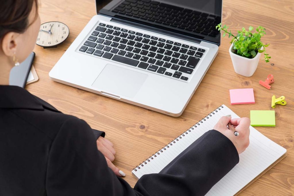 勉強をする女性エンジニア