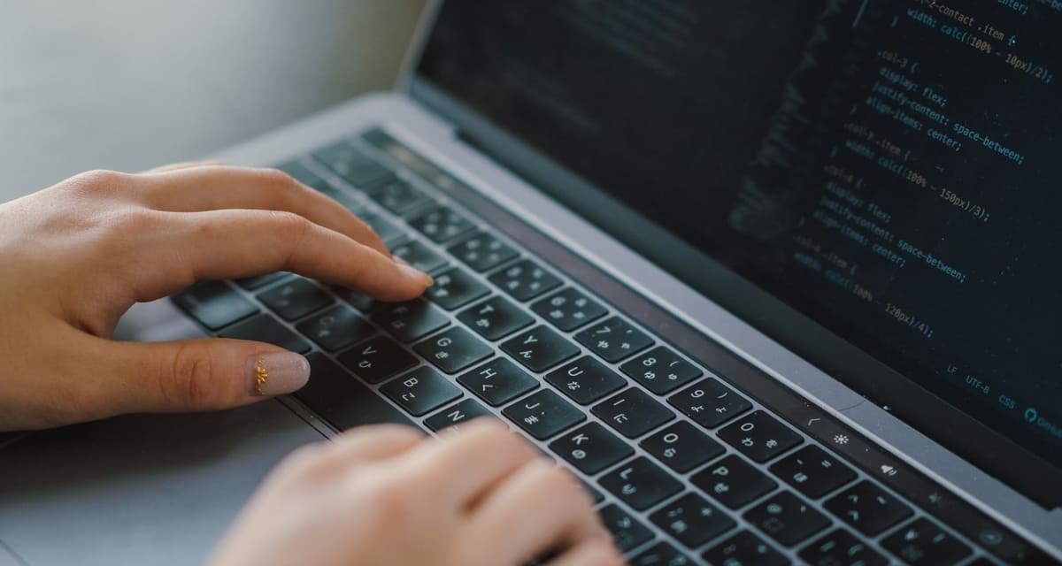 プログラミングスクールで基礎から学習を始めた